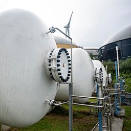 Ein Wasserstoff-Tank steht in einem Hybridkraftwerk.
