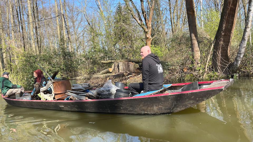 Paul Rösler, Sandra Richter und Lukas Hannemann am Steuer des Kahns im Spreewald