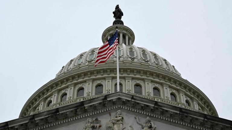 Auf dem US-Kapitol in Washington weht eine US-Flagge.
