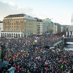 Der Jungfernstieg und die anliegenden Bereiche sind mit Demonstranten gefüllt.