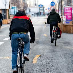 Morgenpendler fahren mit dem Fahrrad auf einer als Fahrradstraße umfunktionierten Straße in Berlin.