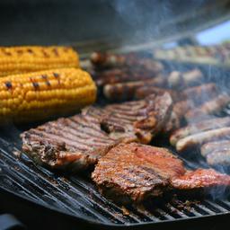 Fleisch, Mais und Würste auf einem Grill