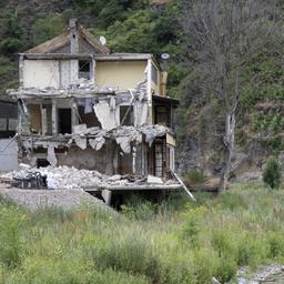 Zum Teil abgerissen ist das bei der Flutkatastrophe im Ahrtal weitgehend zerstörte Gebäude eines Hotels in Mayschoß.