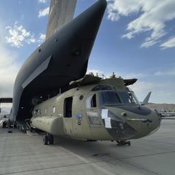 Dieses vom US-Verteidigungsministerium zur Verfügung gestellte Foto zeigt einen Transporthubschrauber, der auf dem Flughafen Kabul in ein Militärtransportflugzeug verladen wird.