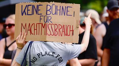 Ein Schild mit der Aufschrift "Keine Bühne für Machtmissbrauch" bei der Demo gegen drei Rammstein-Konzerte in Berlin.