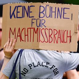 Ein Schild mit der Aufschrift "Keine Bühne für Machtmissbrauch" bei der Demo gegen drei Rammstein-Konzerte in Berlin.