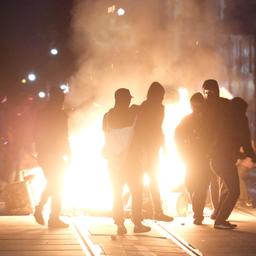 Vermummte Menschen stehen in Leipzig an einer brennenden Barrikade. (Archivbild vom 3. Juni 2023)