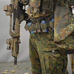 Ein Soldat trainiert mit einem G36-Gewehr im Schießausbildungszentrum auf dem Kasernengelände des Kommandos Spezialkräfte (KSK).