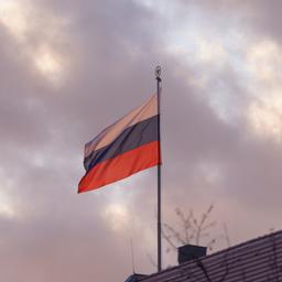 Die russische Flagge weht über der Russischen Botschaft.