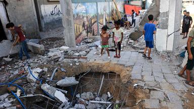 Kinder überprüfen die Zerstörung einer von den Vereinten Nationen betriebenen Schule nach dem israelischen Bombardement im Gazastreifen.