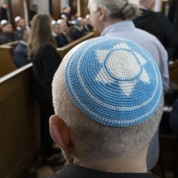 Ein Davidstern ist auf der Kippa eines Gemeindemitglieds in der Synagoge in Halle/Saale zu sehen.