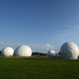Radarkuppeln (Radome) stehen auf dem Gelände der Bad Aibling Station bei Bad Aibling (Bayern). (Archivbild vom 06.08.2013 )