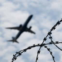 Ein Flugzeug hebt am Flughafen BER ab