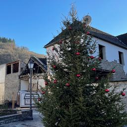 Weihnachtsbaum auf der Baustelle im Ahrtal