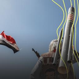Ein bewaffnetes Mitglied der vom Iran unterstützten Huthi-Miliz steht mit dem Rücken zur Kamera. 
