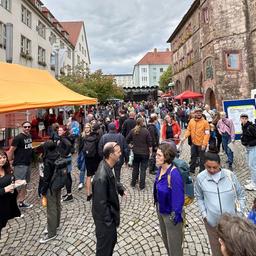 Menschen bei einem Bürgerfest vor dem Rathhaus in Nordhausen. 