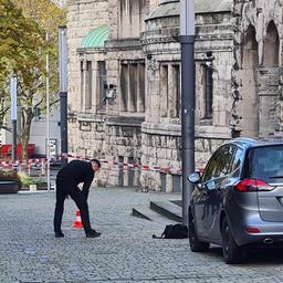 Einsatzkräfte der Polizei stehen am Rabbinerhaus bei der Alten Synagoge in Essen.