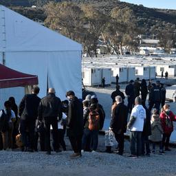Geflüchtete stehen vor einem Zelt im Flüchtlingslager Moria auf der griechischen Insel Lesbos Schlange.