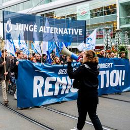 Demonstrierende der AfD-Jugendorganisation "Junge Alternative" fordern auf einem Transparent eine sogenannte Remigration