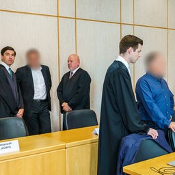 Die Angeklagten im Cum-Ex-Steuerskandal stehen in Frankfurt/Main vor Prozessbeginn mit ihren Anwälten im Gerichtssaal zusammen. (Archivbild: 07.09.2023)