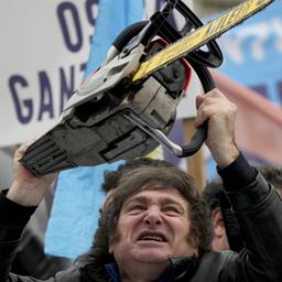 Argentiniens Präsident Milei im Wahlkampf mit einer Kettensäge (Archiv)