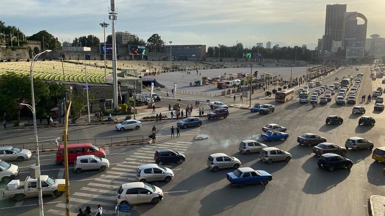 Dichter Straßenverkehr am Meskel in Äthiopiens Hauptstadt Addis Abeba.