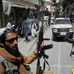 Taliban-Kämpfer fahren mit erbeuteten Fahrzeugen durch Kabul. (Foto vom 19. August)