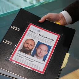 Der Aktenordner des Bundestagsabgeordneten de Masi (Die Linke) mit Fahndungsfotos des früheren Wirecard-Finanzvorstands Jan Marsalek ist im Sitzungssaal zum Bilanzskandal Wirecard im Paul-Löbe-Haus zu sehen.
