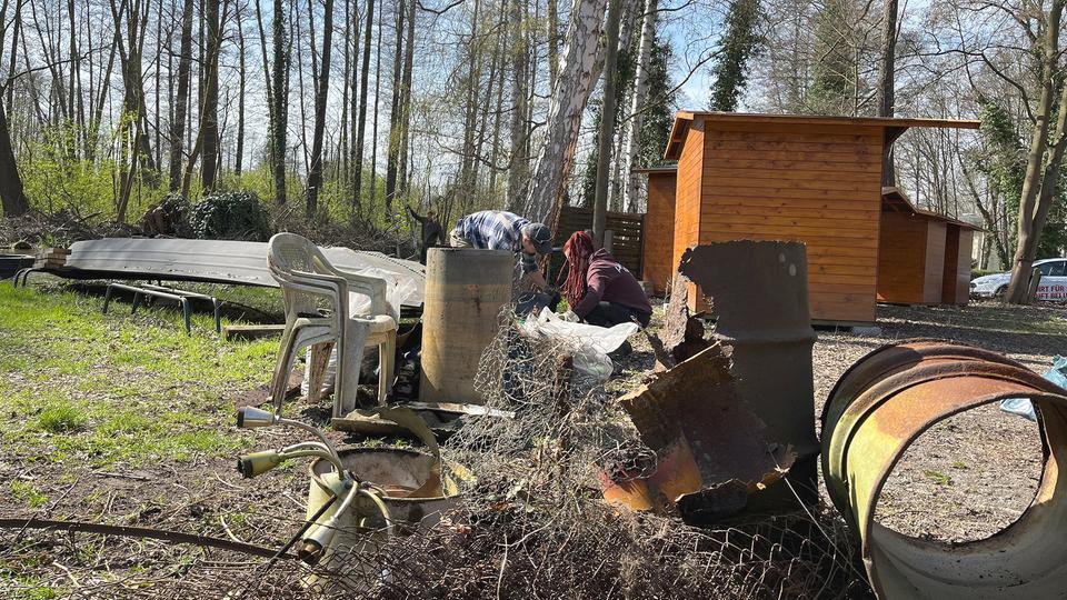 Die "Spreewälder Gurkentruppe" entsorgt Schrott am Bauhof in Lübbenau.