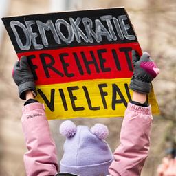 "Demokratie - Freiheit - Vielfalt" steht auf einem Schild in den Farben schwarz, rot und gold bei einer Demonstration gegen Rechtsextremismus und die AfD in der Innenstadt von Lübeck. (Archivfoto: 04.02.2024)