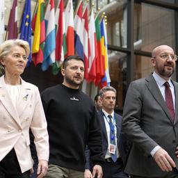 Ursula von der Leyen (l-r), Wolodymyr Selenskyj und Charles Michel gehen während des EU-Gipfels nebeneinander.