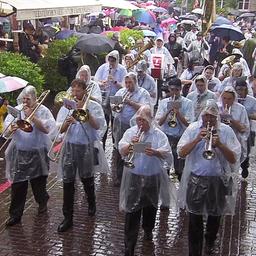 Zahlreiche Menschen nehmen bei Regenwetter am Schützenausmarsch in Hannover teil.