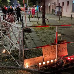Brennende Kerzen stehen vor Schildern mit der Aufschrift «Stop Antisemitismus» an dem abgesperrten Bürgersteig vor dem jüdischen Gemeindezentrum an der Brunnenstraße nach dem versuchten Brandanschlag in der Nacht zum Mittwoch auf die Synagoge in der Berliner Brunnenstraße.