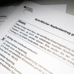 Ein schriftlicher Asylerstantrag des Bundesamts für Migration und Flüchtlinge (BAMF) liegt auf einem Tisch.