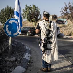 Ein bewaffneter israelischer Siedler in der Nähe von Nablus (Archivbild: 04.10.2022).