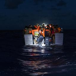 Etwa 40 Flüchtlinge aus Bangladesch in einem überfüllten Boot werden vom Rettungsschiff "Ocean Viking" im Mittelmeer aufgenommen.