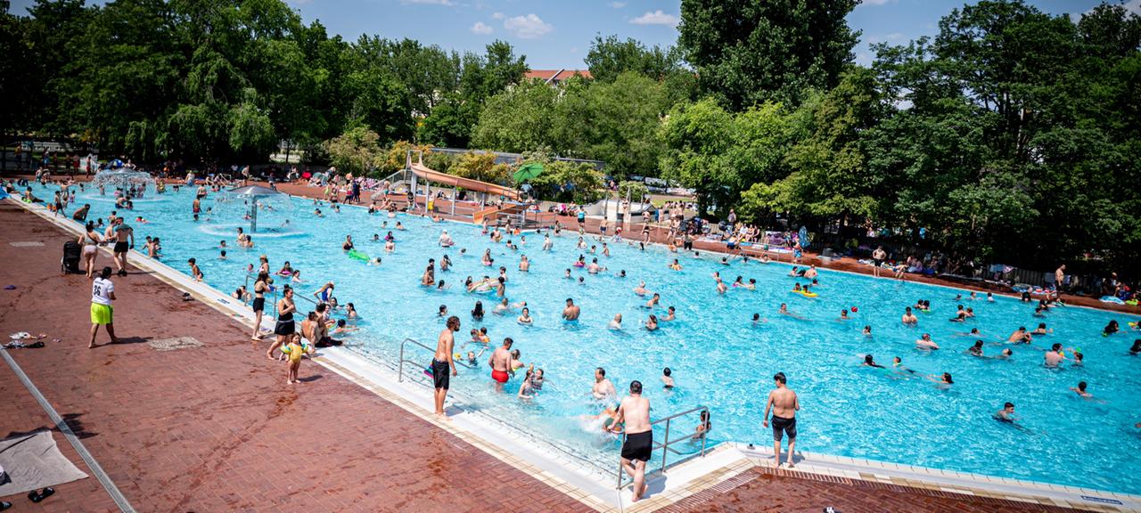 Gäste tummeln sich im Becken des Prinzenbads in Berlin Kreuzberg