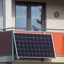 Mini-PV-Anlage mit zwei Solarpaneelen an einem Balkon