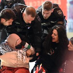 Die Polizei räumt ein Protestcamp propalästinensische Aktivisten in einem Gebäude der Universität Bremen. 