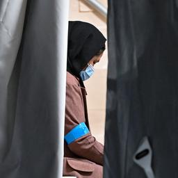 Eine Frau aus Afghanistan wartet in einer Erstaufnahmeeinrichtung in Brandenburg (Archivbild von 2021)