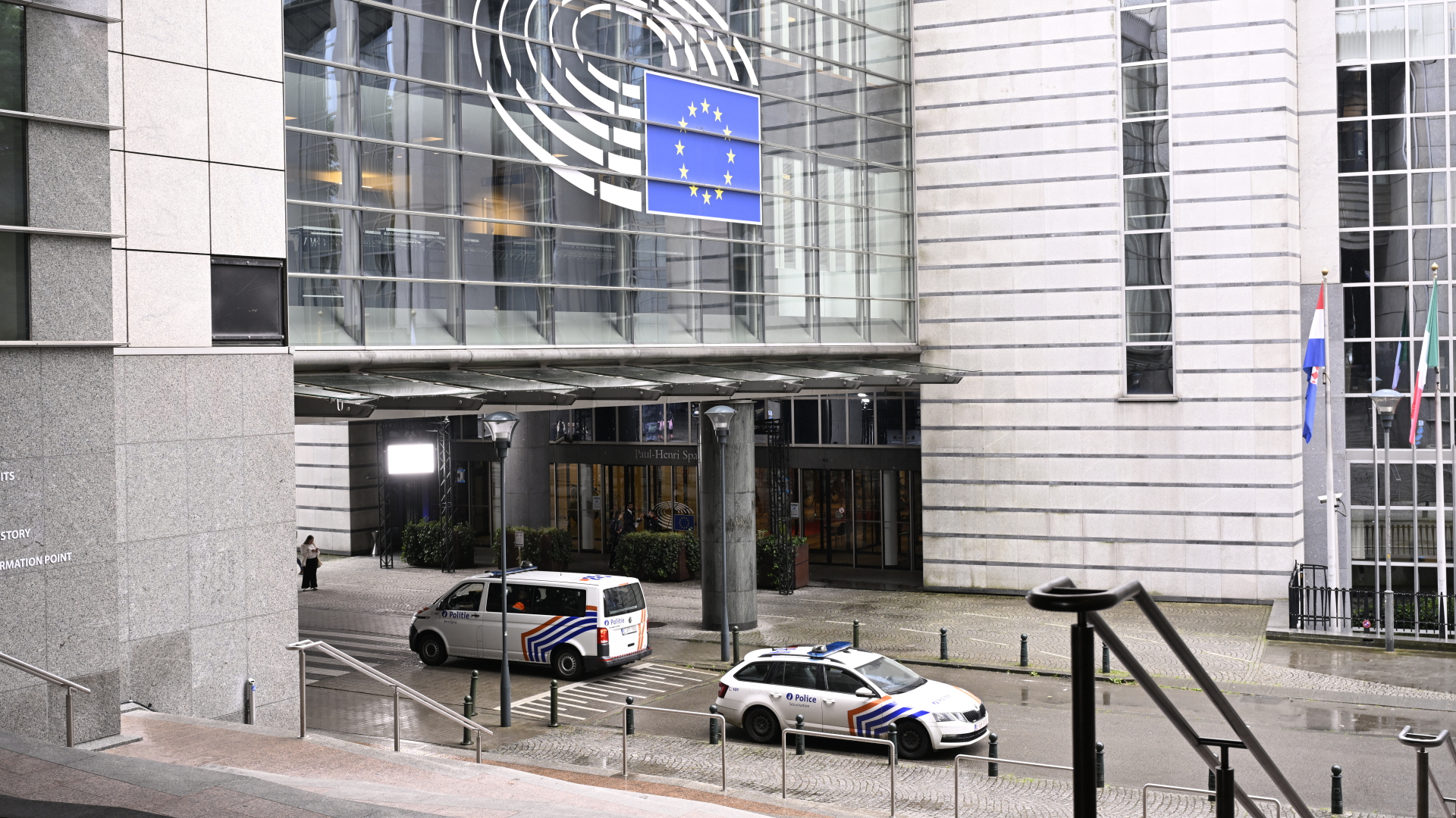 Polizeiautos stehen vor dem Europäischen Parlament