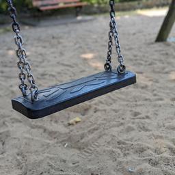 Eine Schaukel auf einem leeren Spielplatz