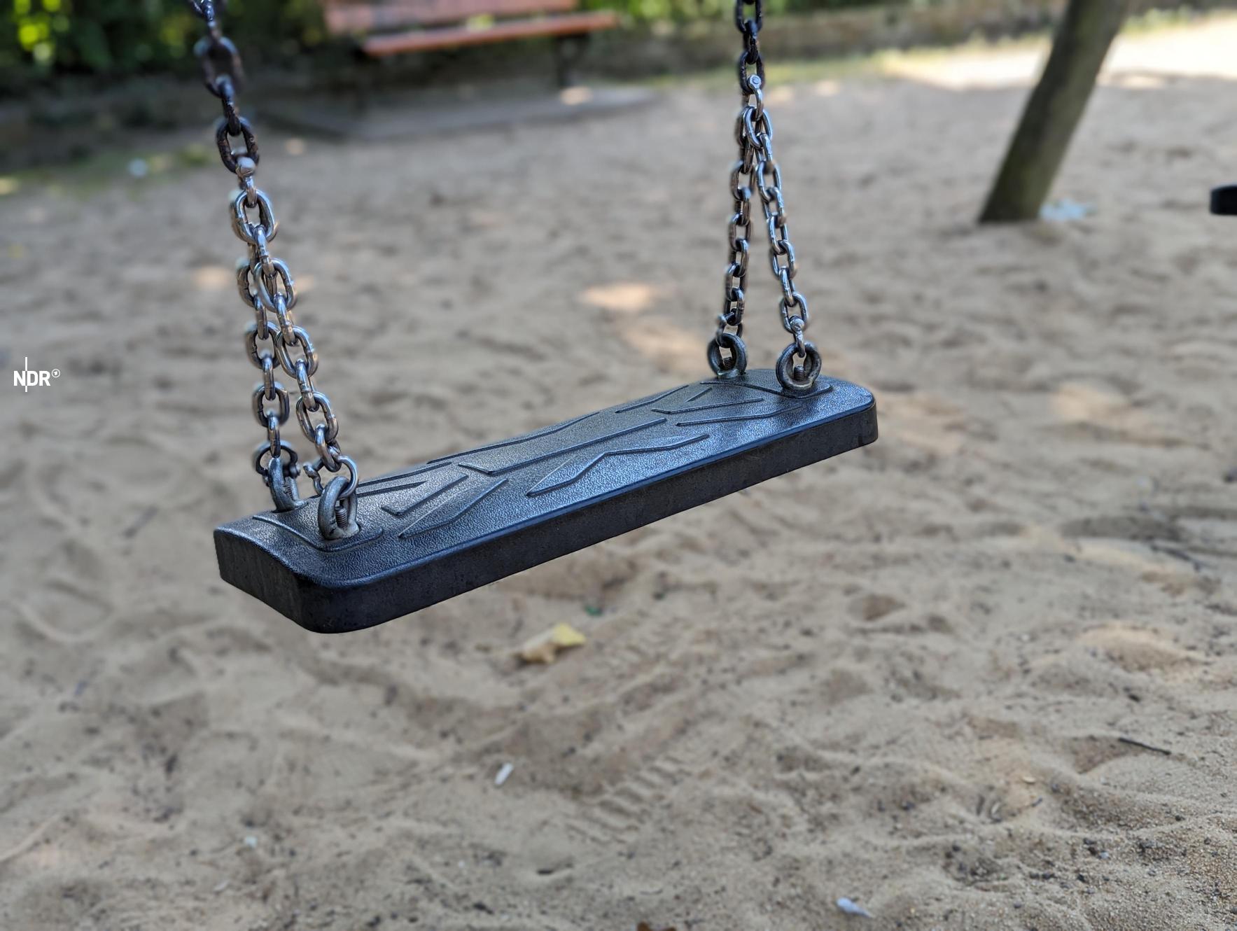 Eine Schaukel auf einem leeren Spielplatz