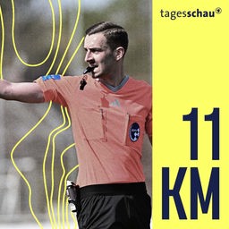 Das Coverbild für 11 KM zeigt einen Fussball-Schiedsrichter