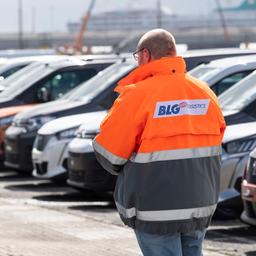 Ein Mitarbeiter steht auf dem Gelände vom BLG Autoterminal Bremerhaven.