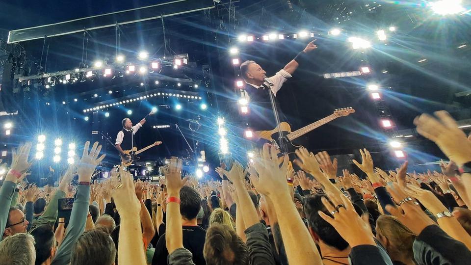 Bruce Springsteen auf der Bühne in der Heinz-von-Heiden-Arena in Hannover