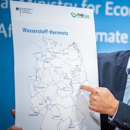 Robert Habeck, Bundesminister für Wirtschaft und Klimaschutz, stellt die Pläne für ein deutsches Wasserstoffkernnetz vor.