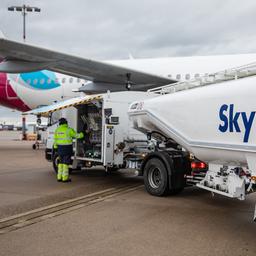 Ein Eurowings-Flugzeug wird am Flughafen Stuttgart mit Kerosin betankt.