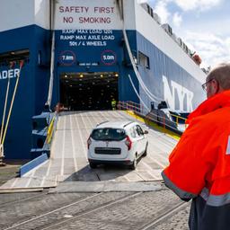 Autos fahren auf dem Gelände vom BLG Autoterminal Bremerhaven auf den CarCarrier "Emerald Leader".