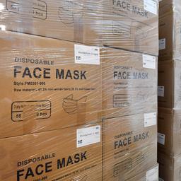 Paletten voller Kartons mit Gesichtsmasken stehen in einem Lager.